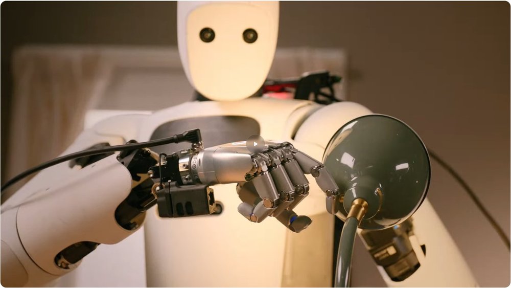 Capture du billet Gemini Robotics 2 de Google DeepMind : un robot humanoïde manipule une lampe à deux mains