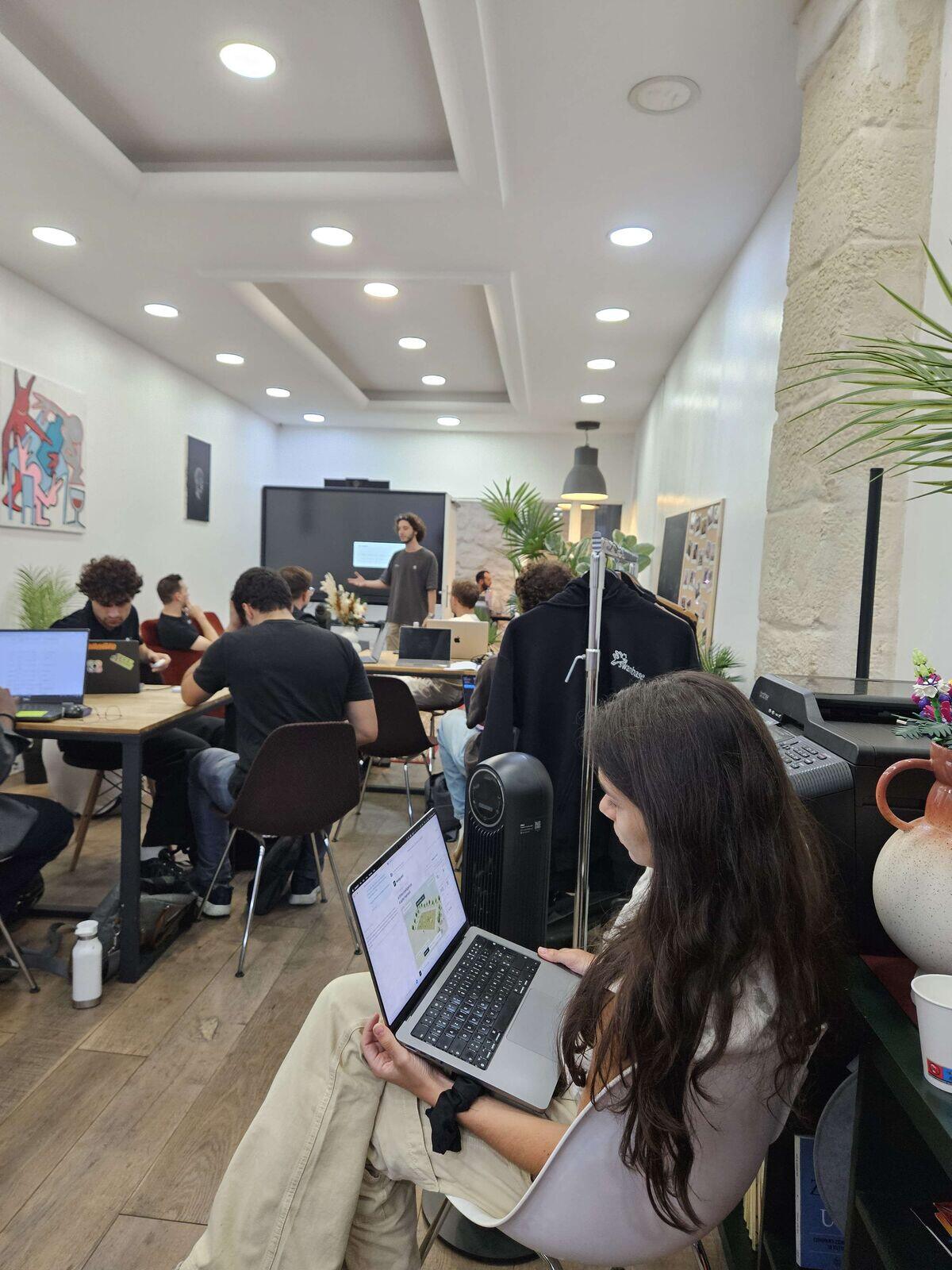 Founders au travail, laptops ouverts, chez swanbase Paris 2e