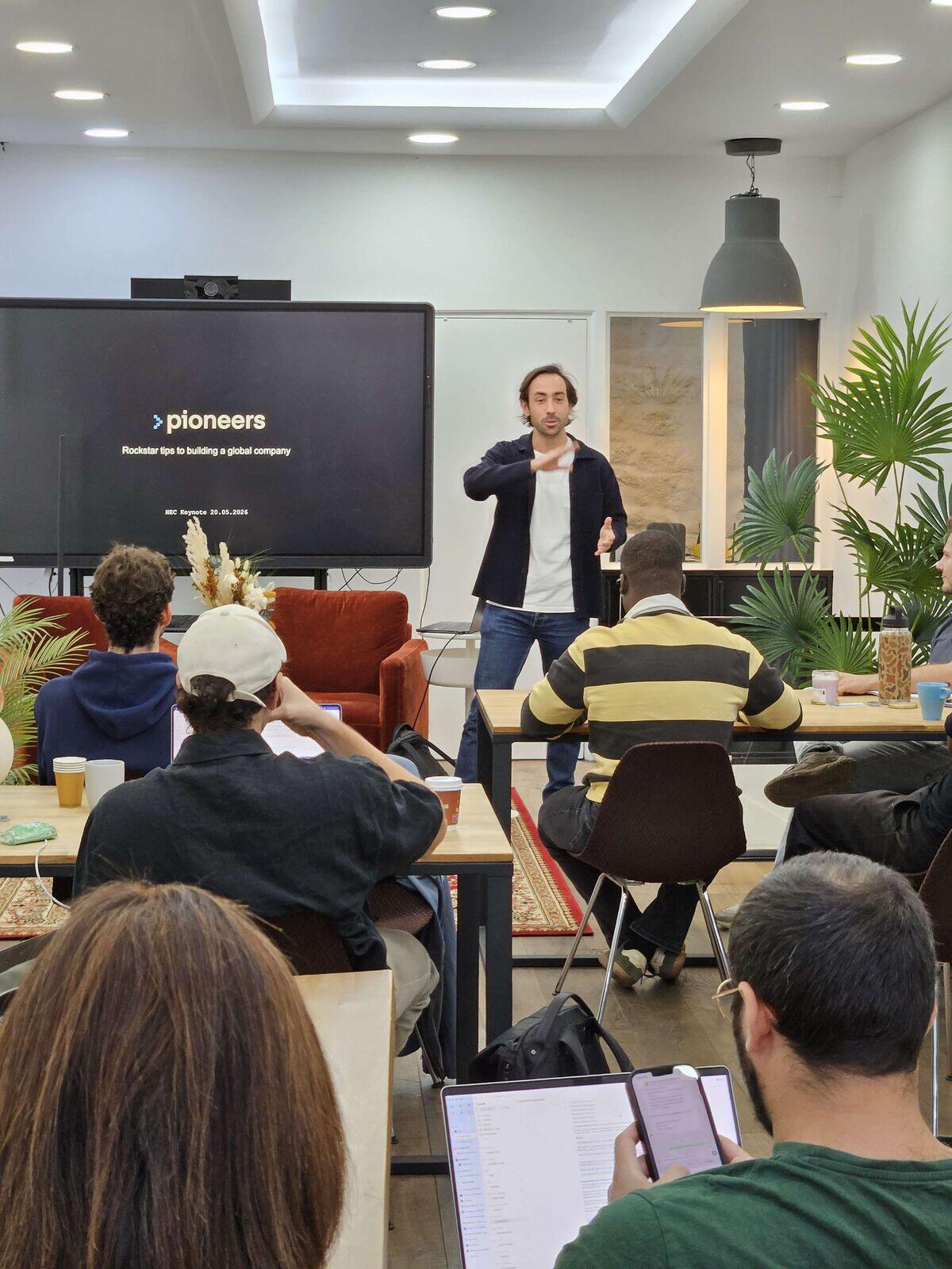 Le grand écran tactile connecté pendant une présentation